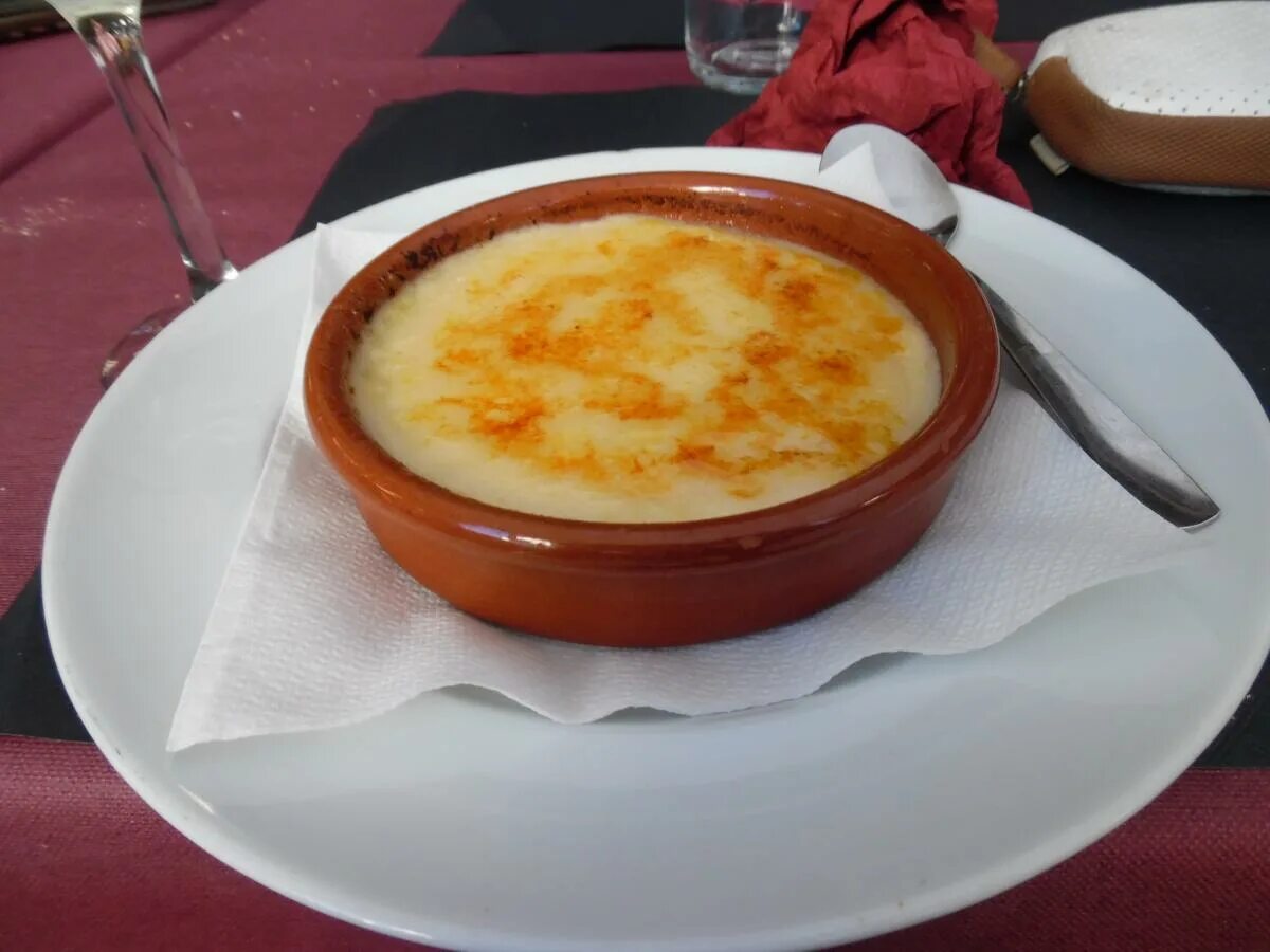 Крема Каталана. Крема Каталана десерт. Каталонский крем. Еда: каталонский крем. Крем каталана