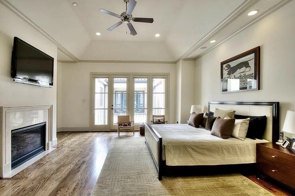 натяжные потолки увеличивающие пространство. низкий потолок. стеллаж икеа каллакс зонирование. разноуровневая гостиная. стиль минимализм в интерьере.