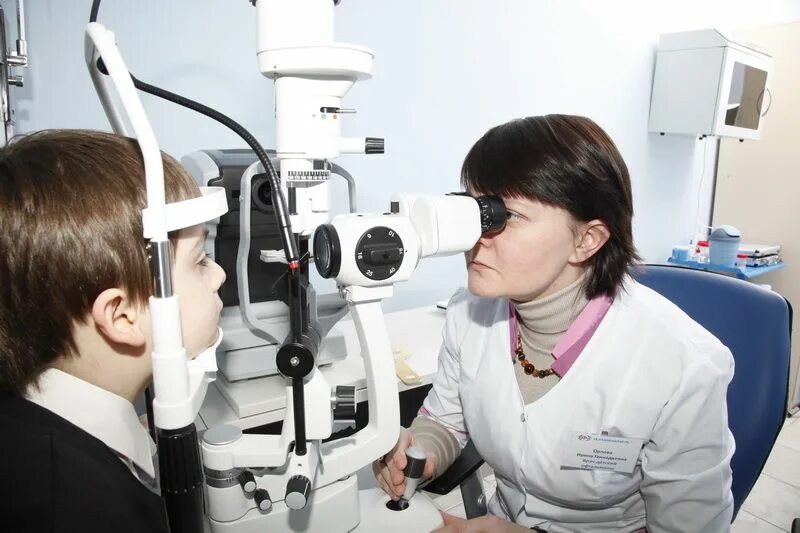 Оптик оптометрист врач офтальмолог. Офтальмология микрохирургия. Прием у окулиста. Офтальмологическая клиника. Плановый осмотр у окулиста.