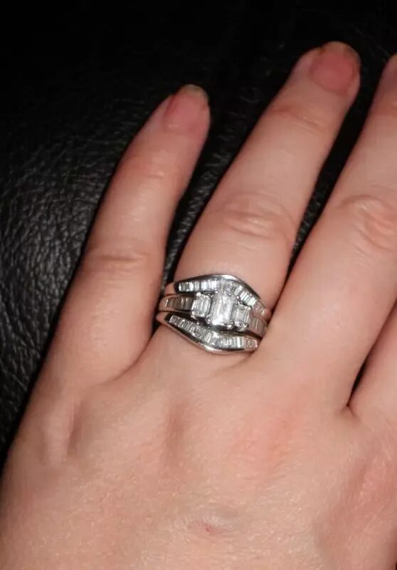 Кольцо на безымянном пальце левой руки. Перстень на левой руке на безымянном. Старинное кольцо на безымянном пальце. Серебряное кольцо на левой руке.