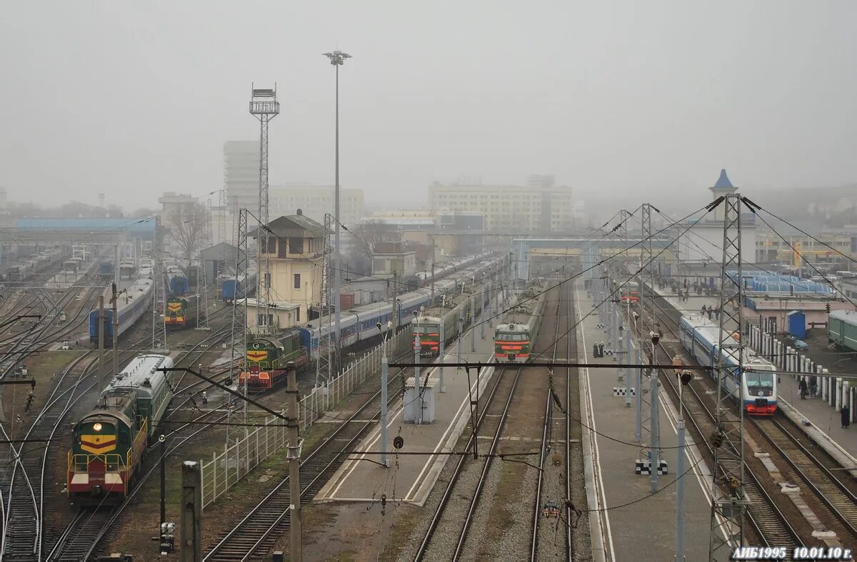 ростов пригородный жд вокзал платформы. эп20 электровоз.