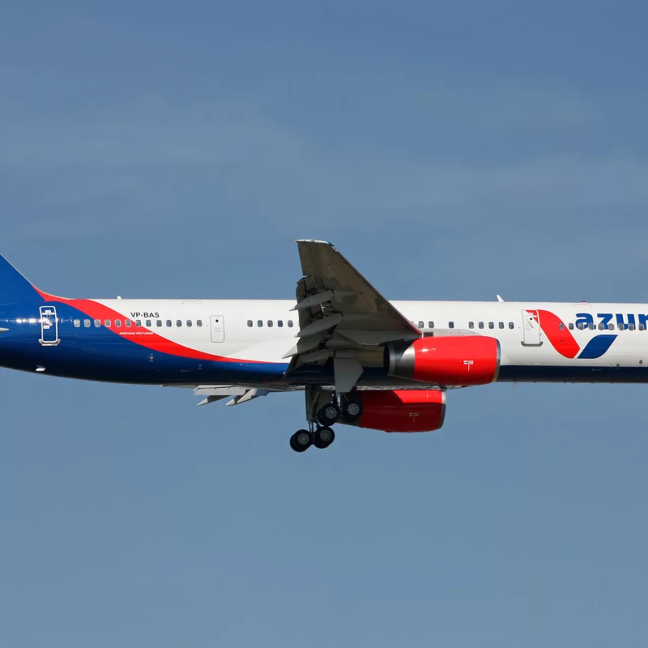 Азур эйр самолеты. Русский чартер. Azur air мишколет. Самолет над морем. Русский чартер.