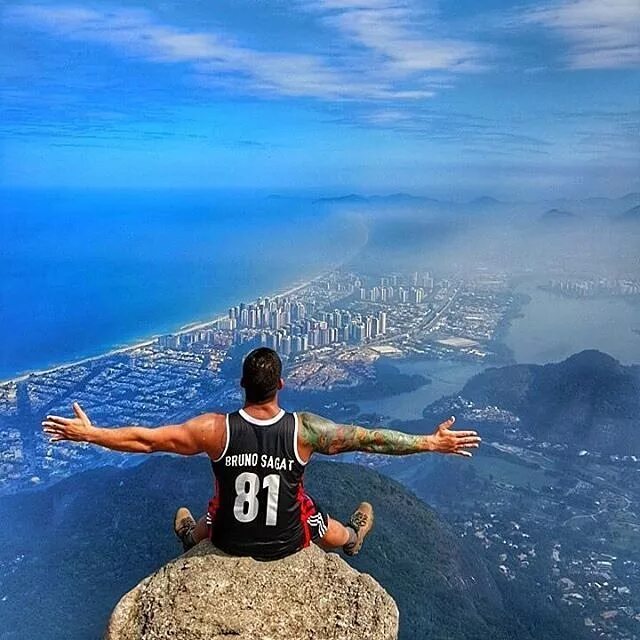 В таиланде упала скала. Прыжок с обрыва в море. Озеро фурнаш бразилия. Обвал скалы на туристов. Педро де телеграфо рио.