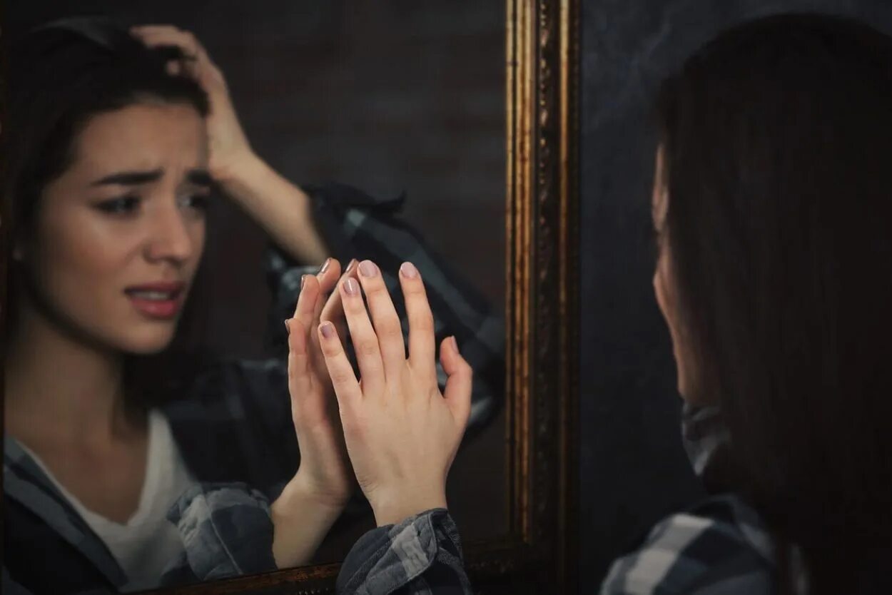 Отражение в зеркале. Отражение девушки в зеркале. Девушка плачет перед зеркалом. Девушка смотрит в зеркало. Reflection woman