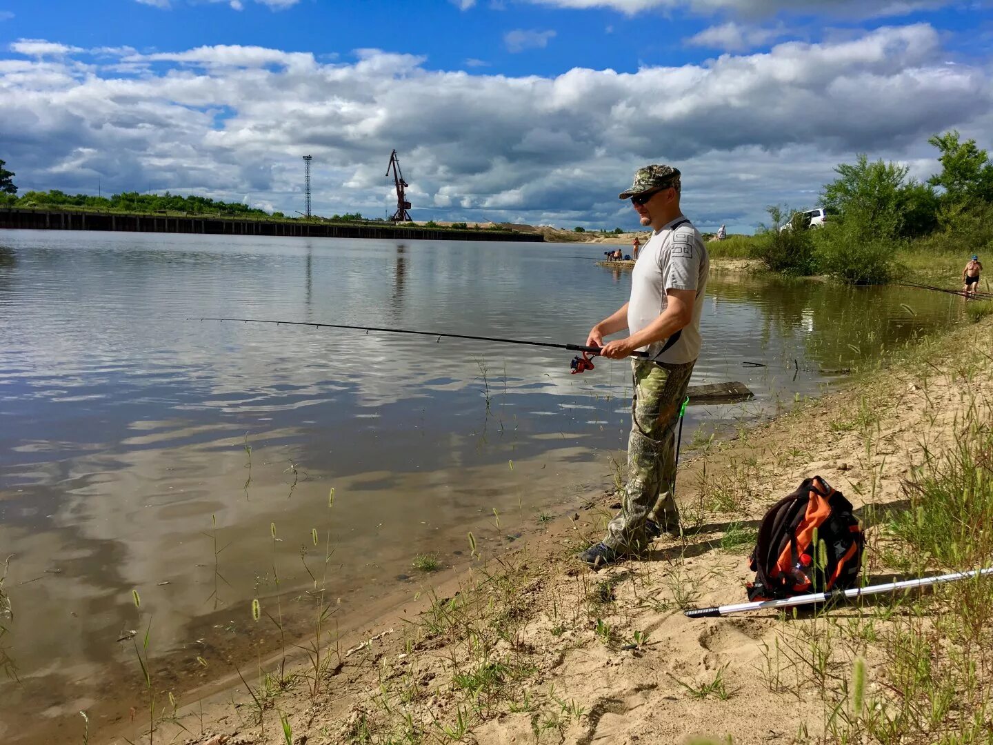 Ловля спиннингом черное море. Рыбалка на спиннинг. Рыбалка с берега. Спиннинговая рыбалка. Спиннингист на берегу.