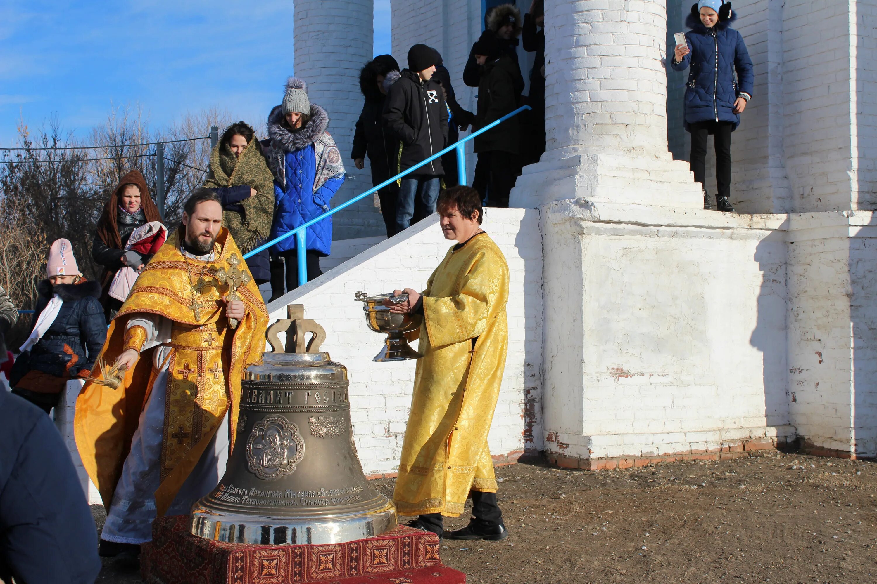 Храм Архангела Михаила Саратов Борисоглебовка. Храм Борисоглебовки Федоровского района. Колокола в храме. Церковь Архангела Михаила колокола. 21 ноября 2012