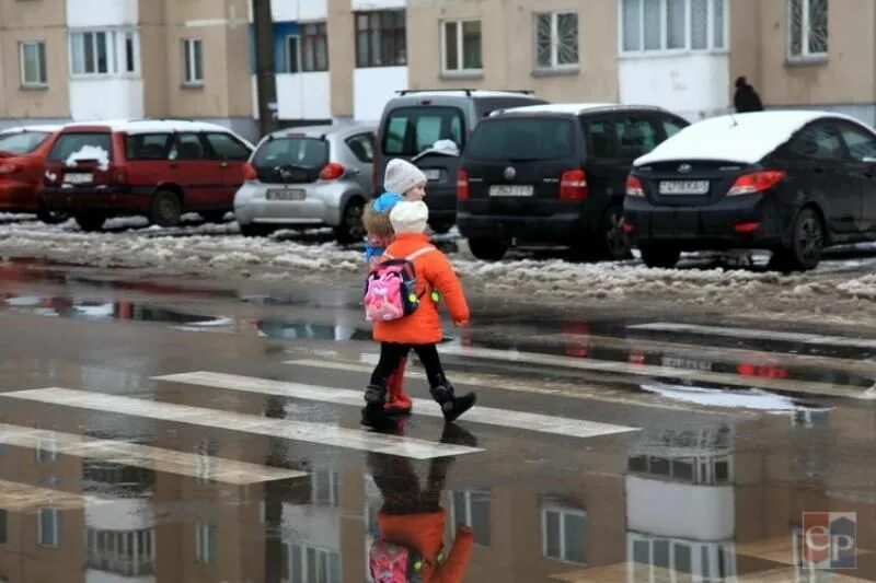 Дети пешеходы. Пешеходы зимой. Пешеход зима. Дети на дороге зима.