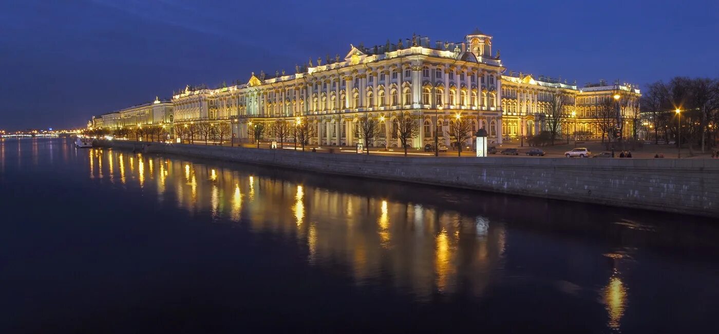 Зимнем дворце города санкт петербурга. Эрмитаж Дворцовая набережная. Зимний дворец с Невы. Зимний дворец вид с Невы. Дворцовая набережная Невы в Санкт-Петербурге.