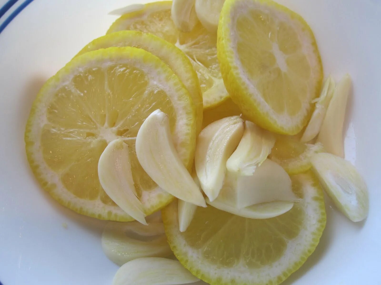 Состав лимон чеснок. Лимон чеснок. Лимон и лук. Вода с лимоном и чесноком. Лимон нарезанный на тарелке.