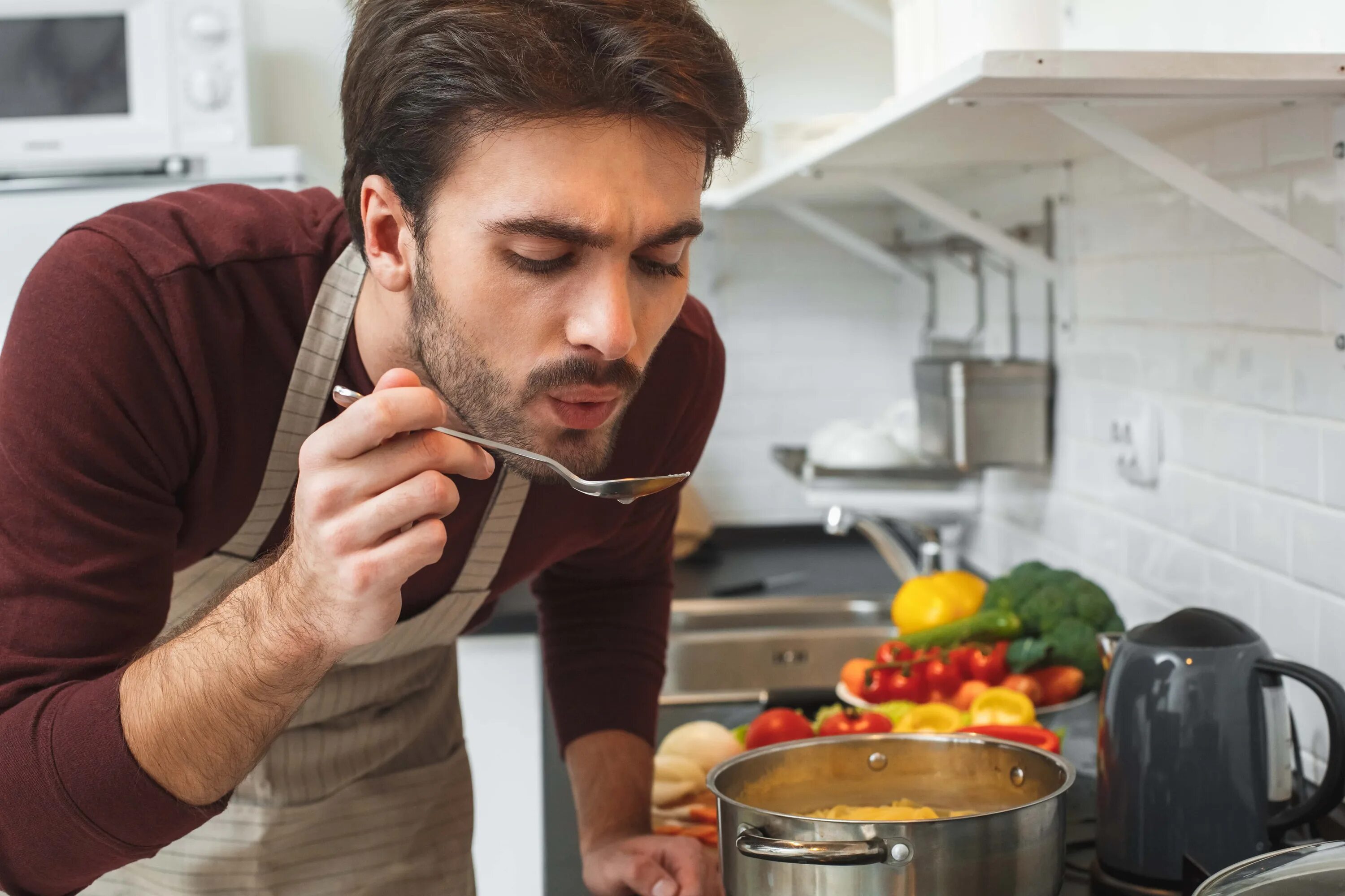 Cooking man. Мужчина готовит. Мужчина варит суп. Человек готовит. Мужчина готовит суп.