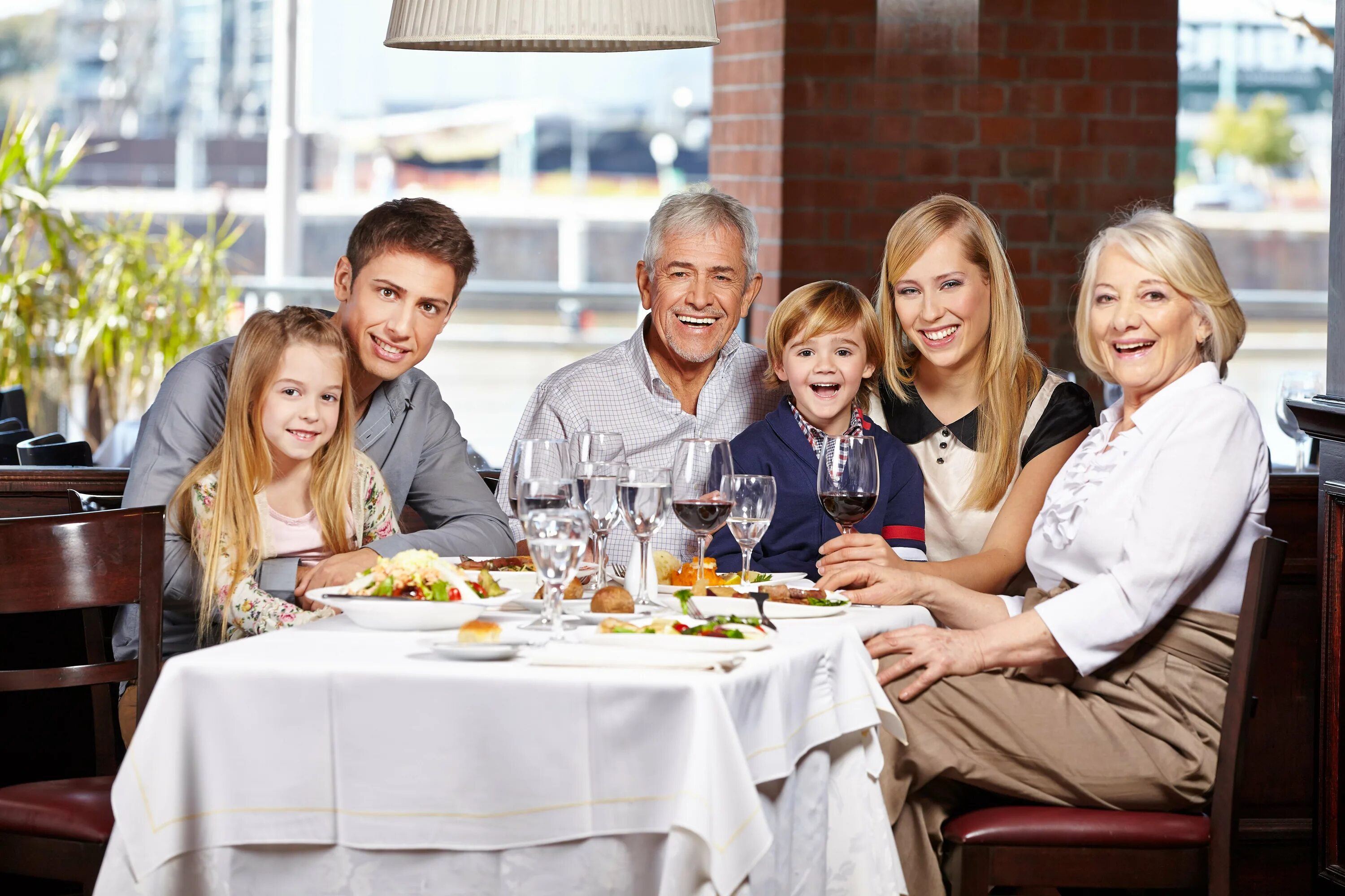 Правило большой семьи. Семья за столом. Семейный ужин. Семья за праздничным столом. Ужин с семьей.