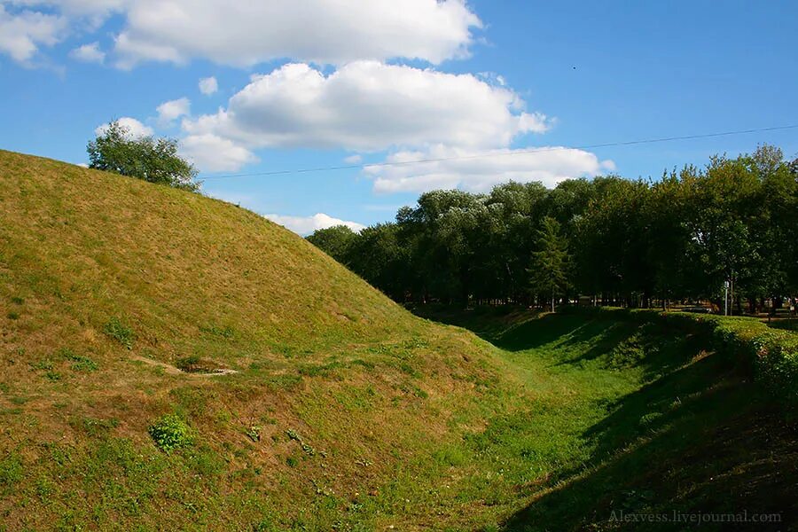 Глубина противотанкового рва. Могила вещего олега в старой ладоге. Геопластика холмы. Земляной ров и земляной вал. Земляной водоотводной кювет.