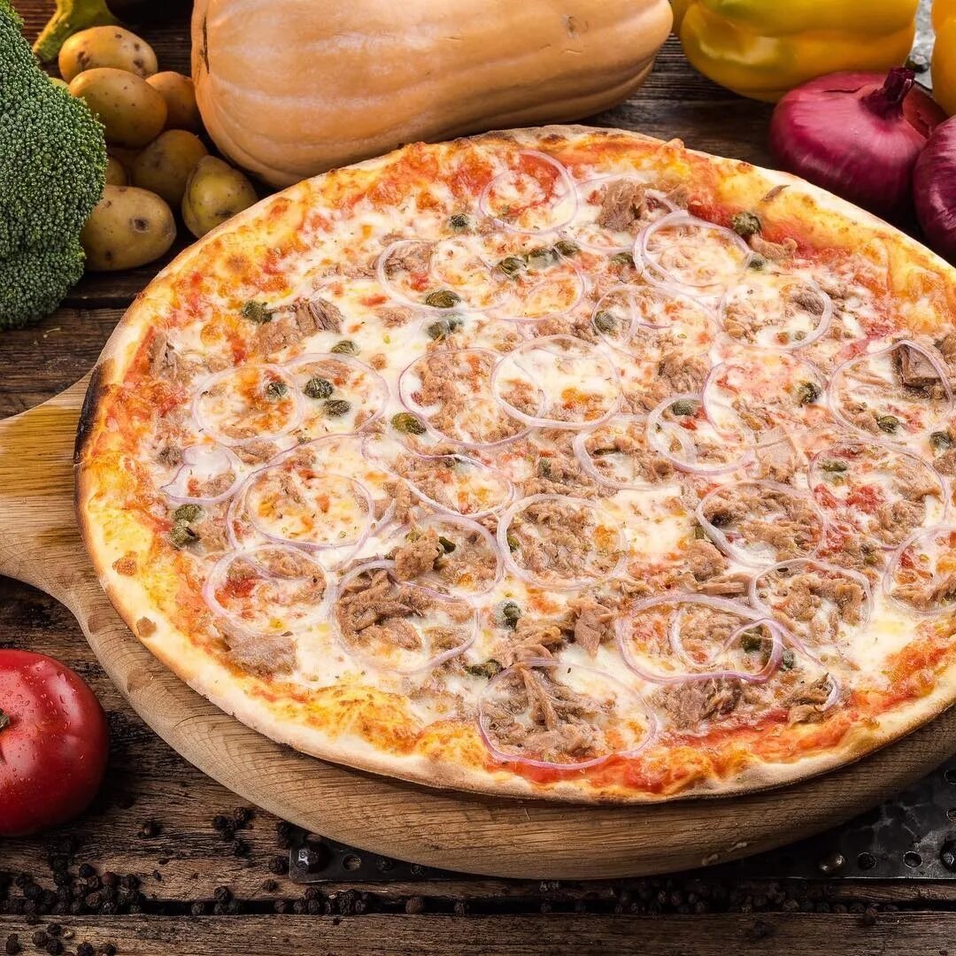 Look pizza. Пицца с тунцом. Неаполитанская пицца с тунцом. Пицца с тунцом tonno. Пицца от Джанни Тицци с тунцом.