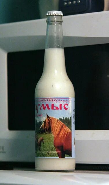 Кумыс екатеринбург. Кумыс. кумыс в стеклянной бутылке. кумыс бутылочка. кымыз бутылка.