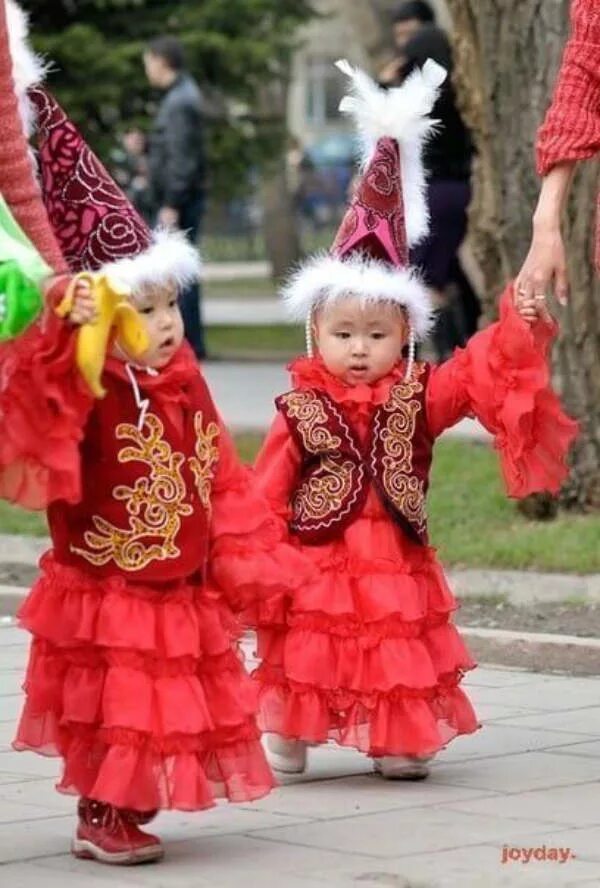 Казахский национальный костюм. Костюм казахской девочки. Казахский детский костюм. Национальная одежда казахов детское. Казахские костюм детский