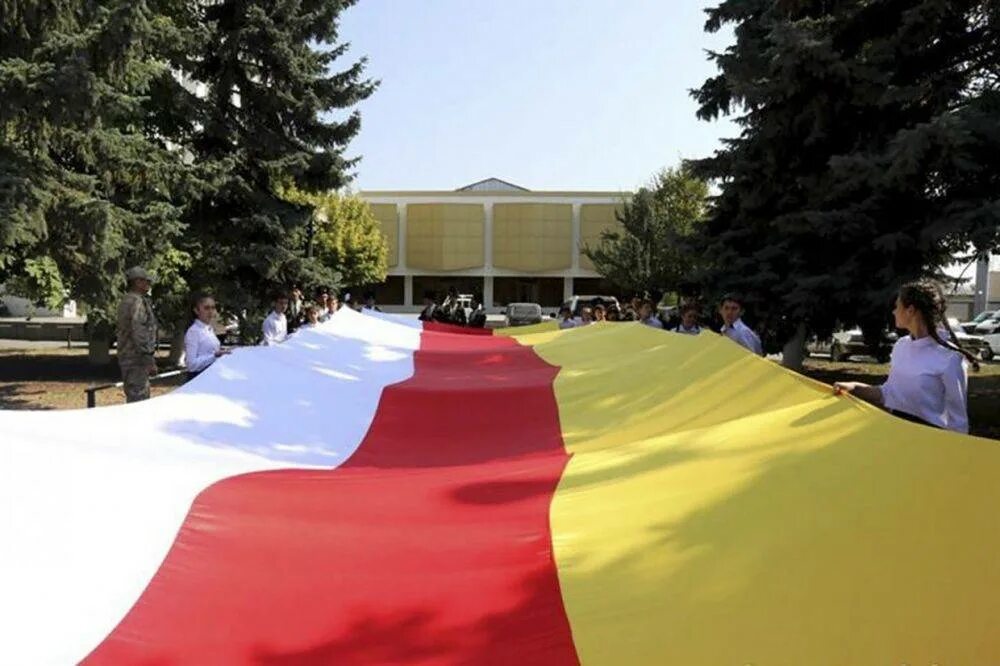 Южная осетия год независимости. День независимости Южной Осетии. Цхинвал Южная Осетия. Цхинвал флаг. Цхинвал Южная Осетия флаг.