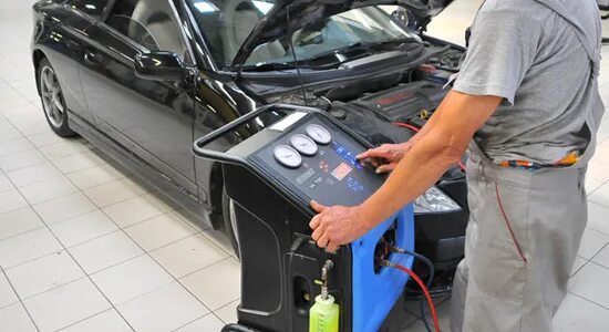 Газовая заправка пушкино. Заправка кондиционера в автомобиле. шиномонтаж заправка кондиционеров. дезинфекция кондиционера автомобиля. заправка кондиционера спецтехники.