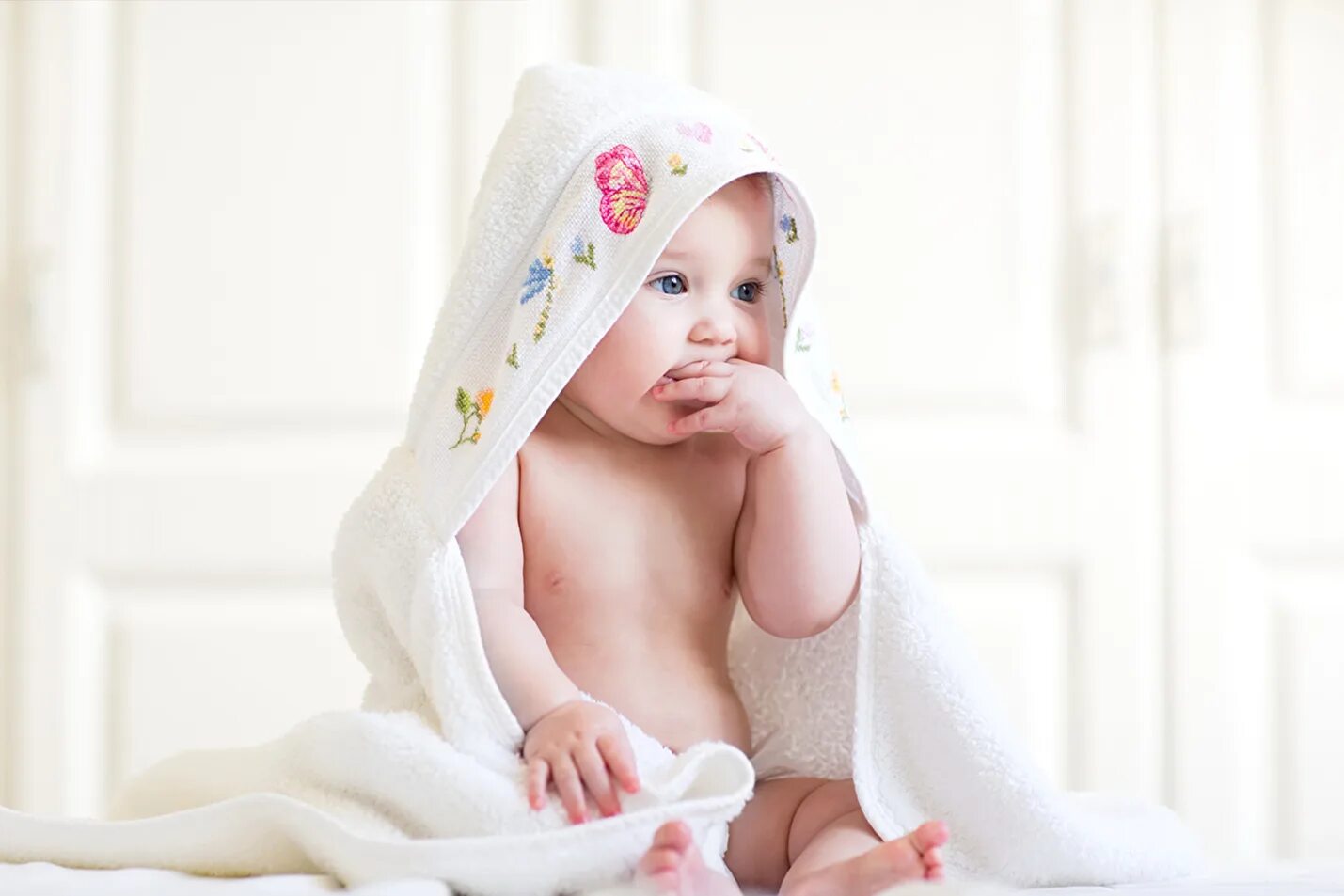 Малыш в полотенце. Красивые Новорожденные девочки. Полотенце для новорожденного. После купания маленький ребенок. Ребенок бай