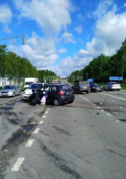 Авария на тутаевском шоссе ярославль сегодня. ДТП на Тутаевском шоссе в Ярославле сегодня. Авария на Тутаевском шоссе. Аварии в Ярославле сегодня в Брагино на Тутаевском шоссе.