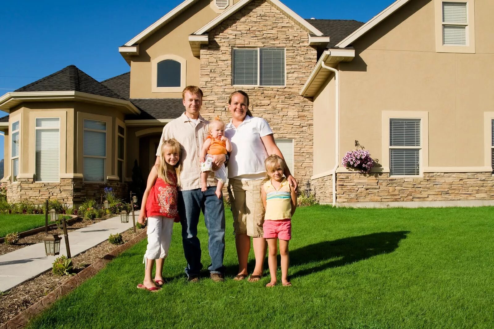 Счастливая семья на даче. Семья в квартире. Семья. Счастливая семья на природе. Build a family.