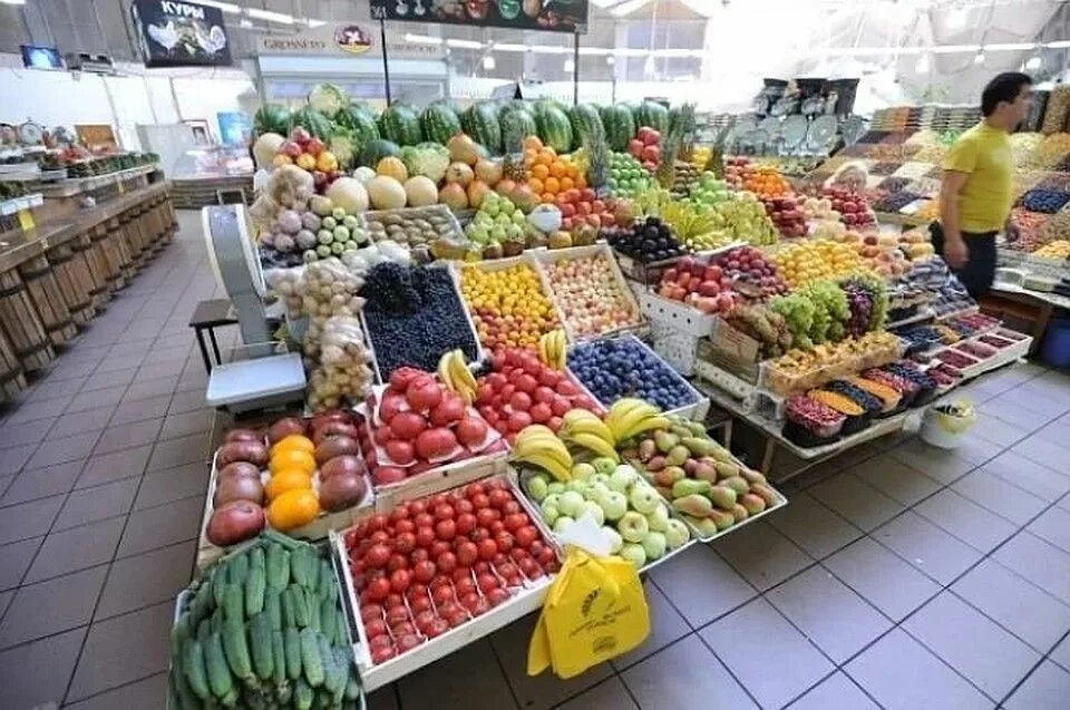 Рынок продуктовый дешево. Овощи и фрукты на рынке. Овощи на рынке. Продовольственный рынок. На рынке.