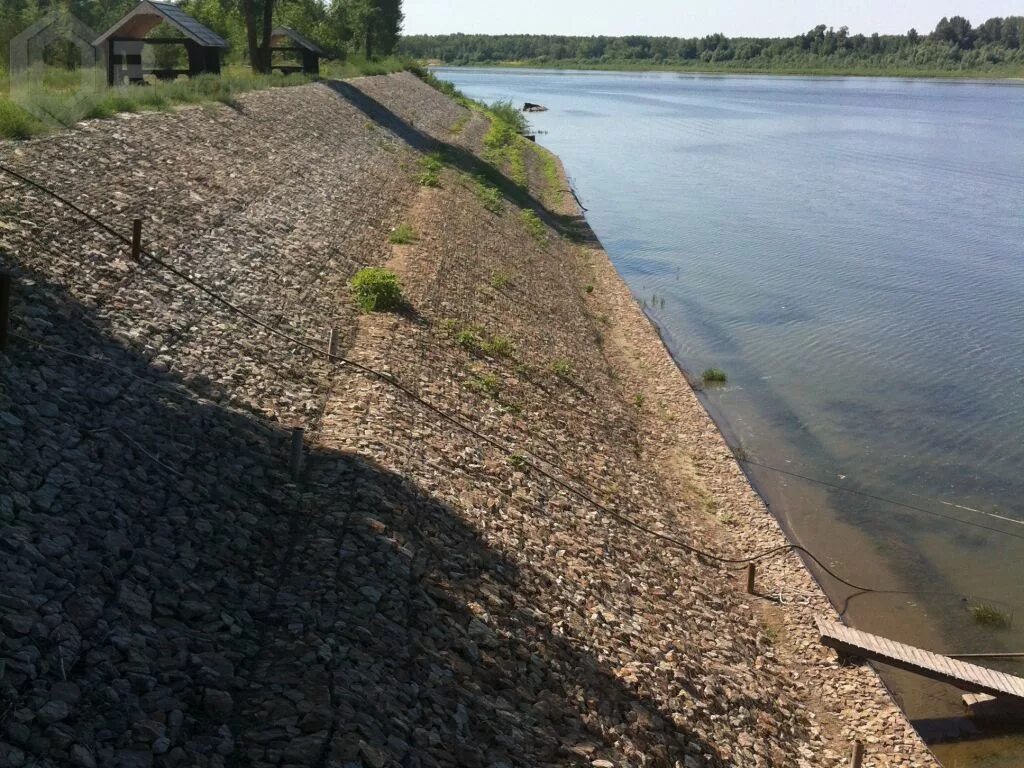 Берегоукрепление матрацами Рено. Берегоукрепление габионы матрацами Рено. Матрац Рено берегоукрепление реки. Укрепление берега реки габионами.