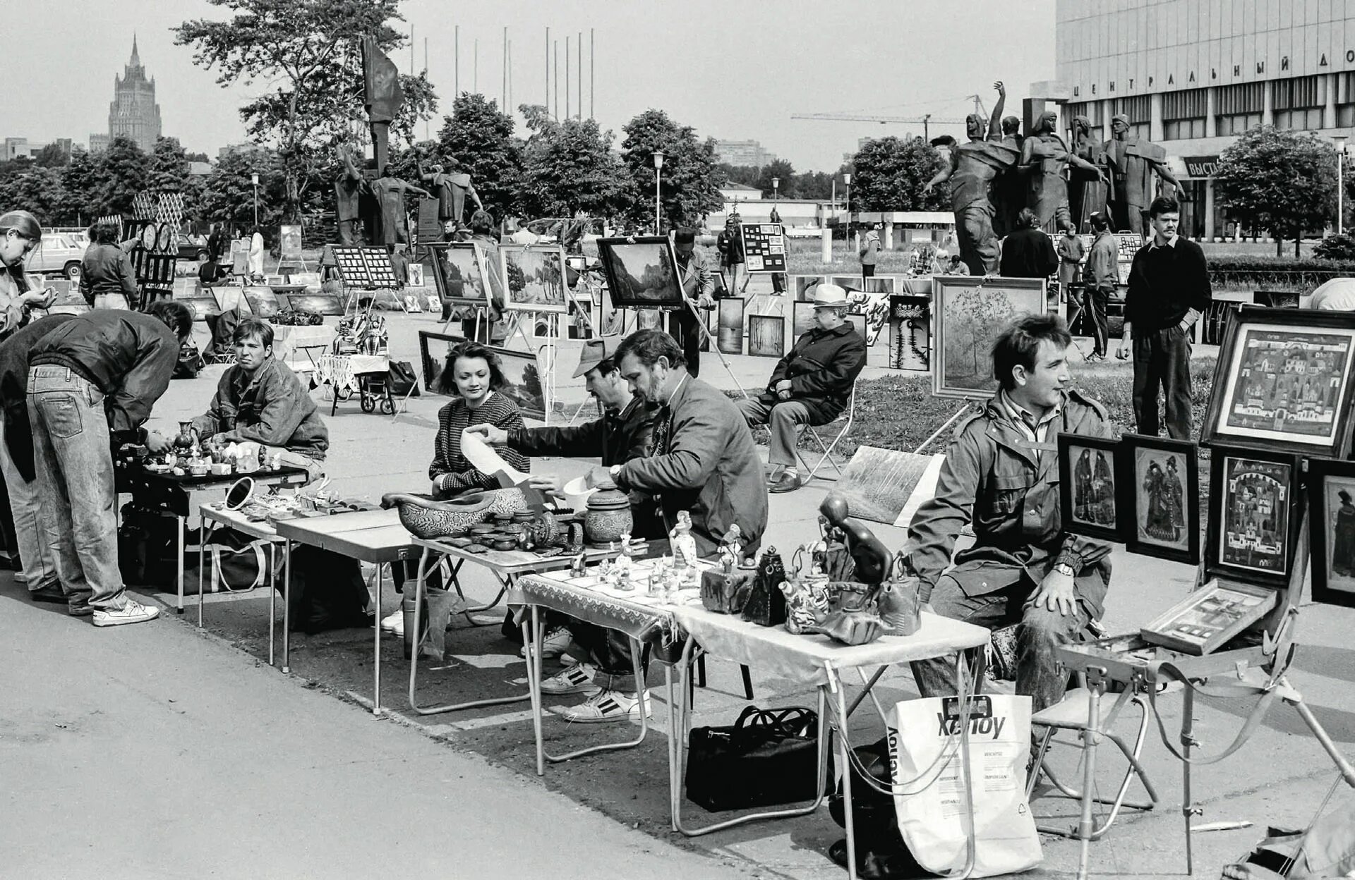 Принцип 1990. Кузнецкий мост 1990е. 1990е годы Крекшино. Измайловский рынок в 90е. Рынок в 80-е.