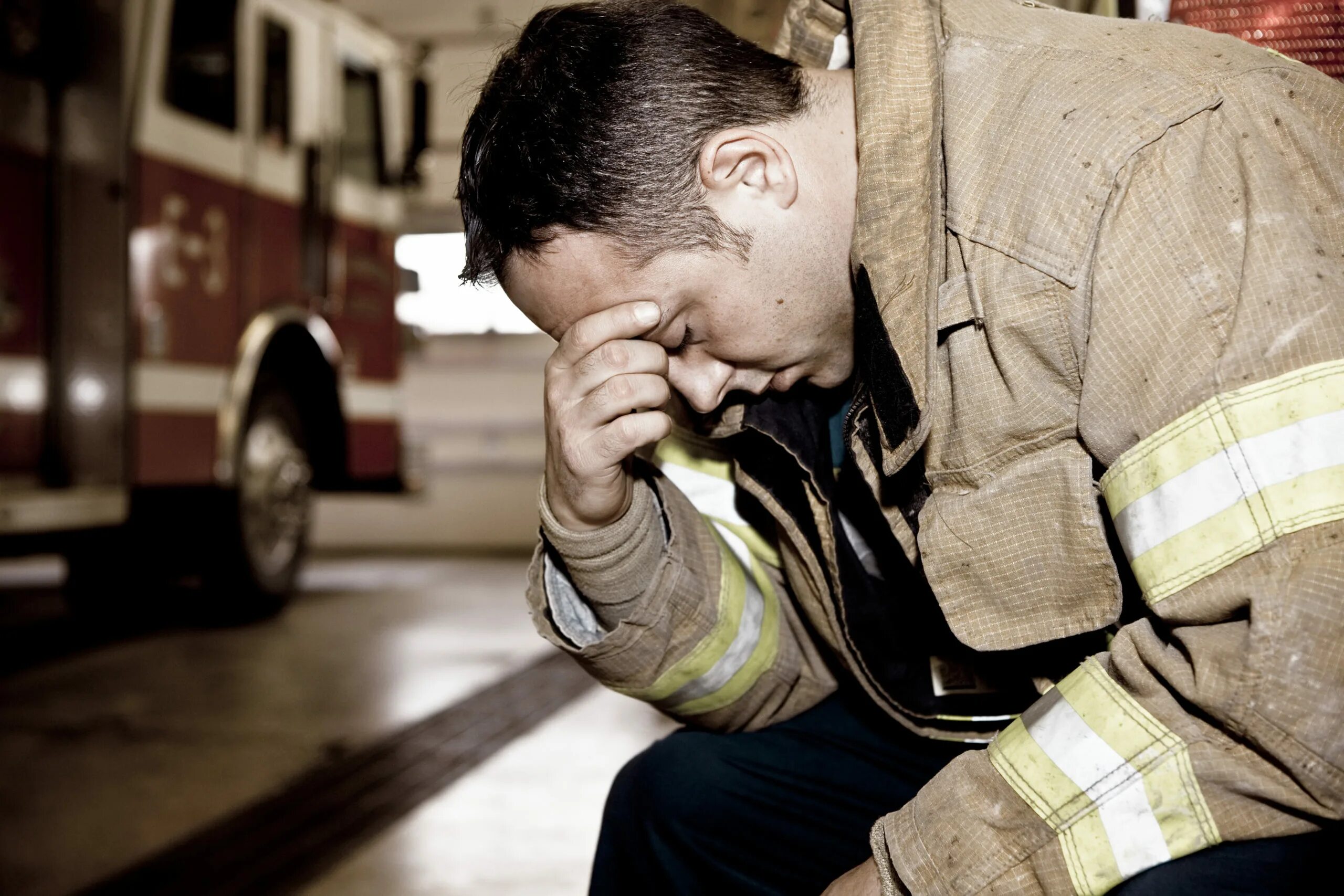 Грустный спасатель. Стресс МЧС. Люди в чрезвычайных ситуациях. Профессиональное выгорание у пожарных.