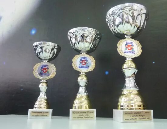 кубок по футболу. деревянные награды. два кубка изготовлены из одного материала объем первого в 12. два однородных кубика привели в тепловой контакт друг с другом. кубки для награждения.