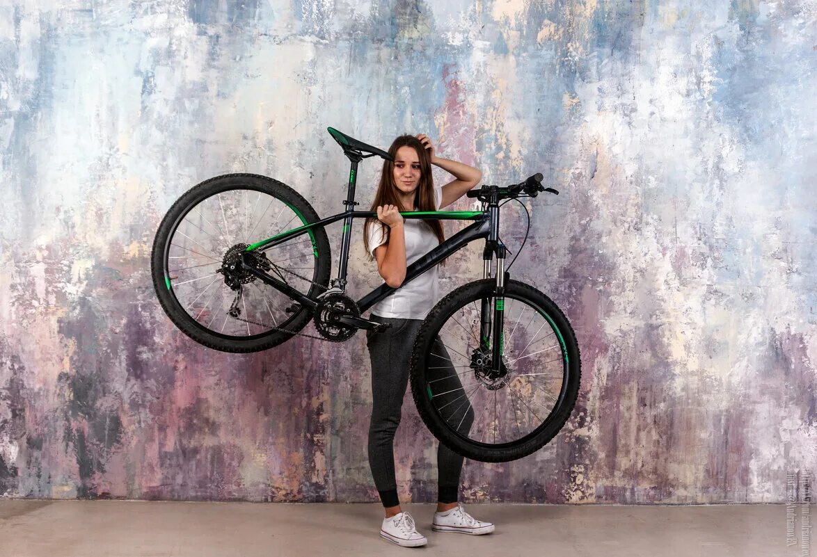 красивые девушки на велосипеде. вел фотосъемку. девушка на велосипеде с корзинкой. вел фотосъемку. фотосессия с велосипедом.