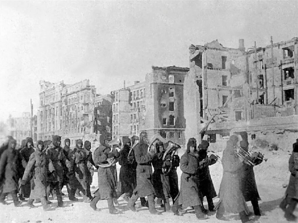 Сталинградская битва 1943 года. Сталинградская битва 1943 год. Сталинградская битва 2 февраля 1943 г победа. Центр Сталинграда в 1943 году. Центр города Сталинграда, 2 февраля 1943 года..