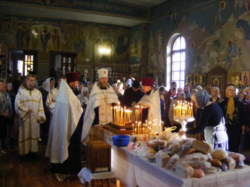 Поминальный стол на родительскую субботу. Помин в храме. Поминальный столик в храме. На Радоницу в храме. Стол в церкви.