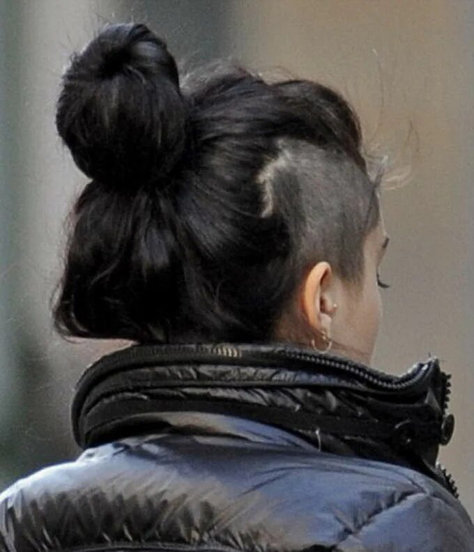 Сидит на макушке завязаны ушки ответ на загадку. Бритый затылок на длинные волосы. Двойной хвостик прическа. Сидит на макушке завязаны. Волосы собраны в хвост.