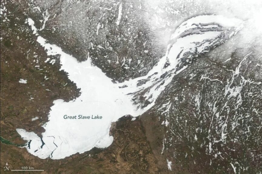 Deepest lake in the world is. Невольничье озеро в северной америке. озеро невольничье фотография с космоса. great slave lake. the deepest lake.