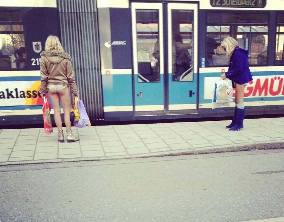 Прикольные места в челябинске. Сюжетные картины для детей. Смешные ситуации. Художник томаш ален копера ангел. Нелепость 11.