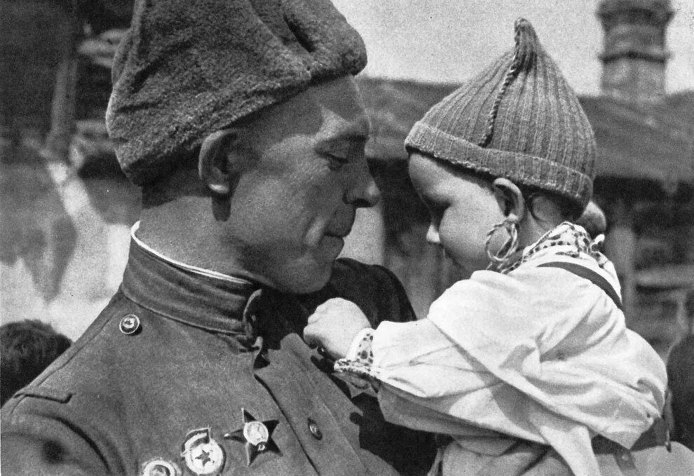 Мальчик на дне победы. Военные фотографии. Советский солдат с ребенком. Солдаты на войне.