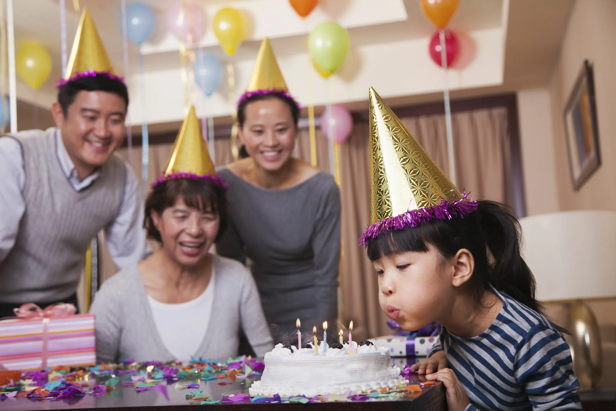 Отметить именно. С днем рождения китаец. Китайцы день рождения картина. С днем рождения девочке с китайцами. Едят шоумянь китайцы на день рождения.