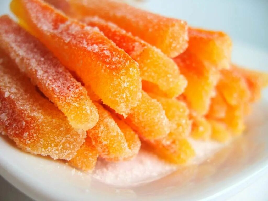 Цукаты апельсина. Рецепт апельсинов в сахаре. Мандарины в карамели. Карамелизированные апельсины. Апельсиновая цедра цукаты.