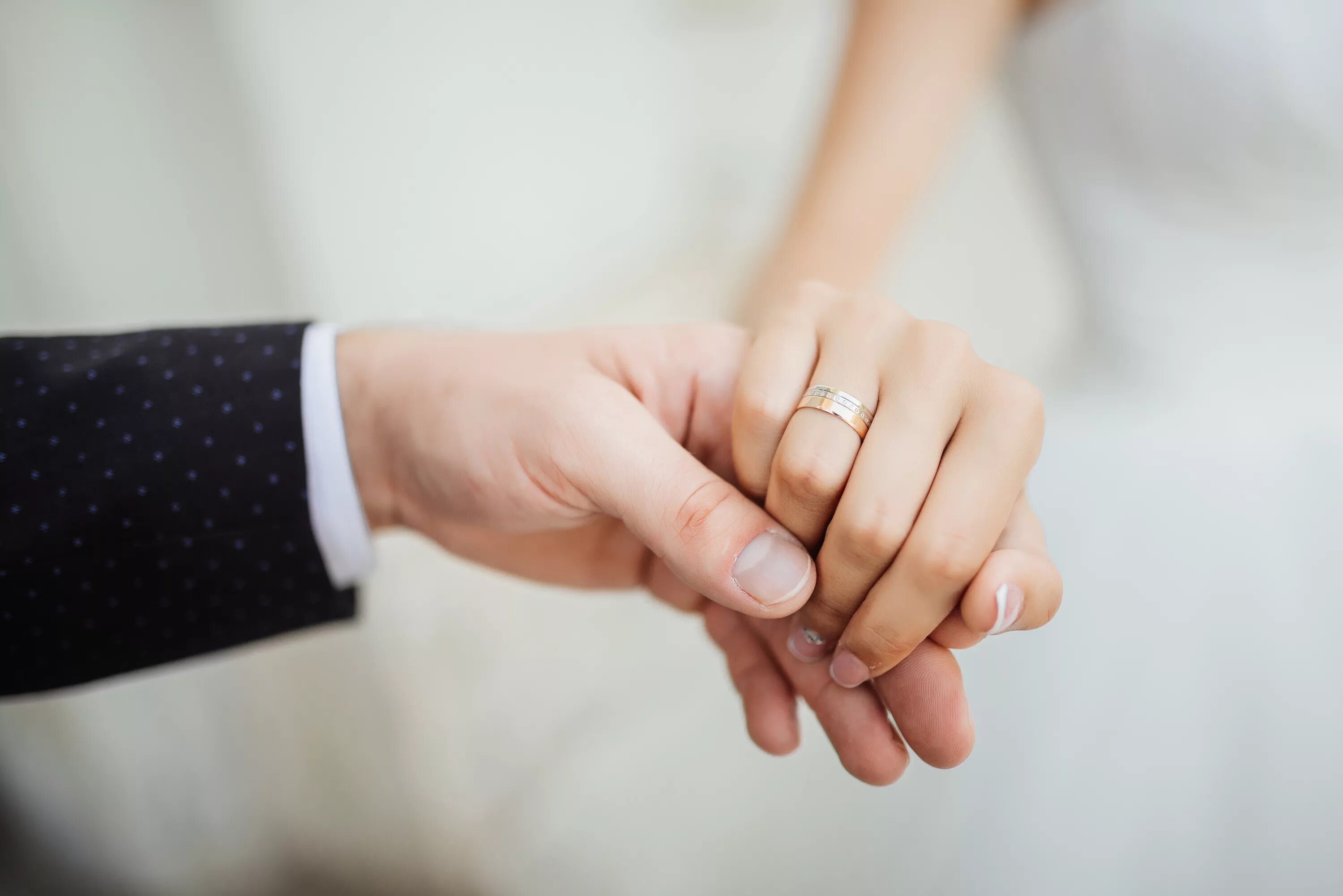Свадьба руки с кольцами. Обручальные кольца на руках. Вступающим в брак. Вступление в брак руки кольца.