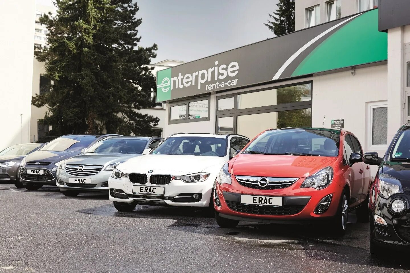Оранжевая реклама. Фирма rental. Rent a car frankfurt. Car rental. Sixt amsterdam airport.