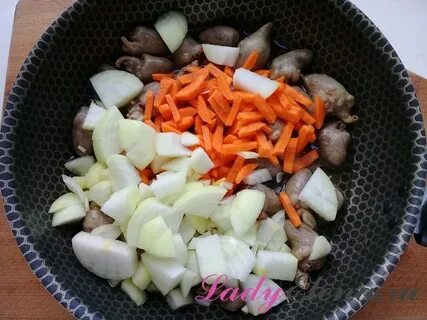 Сердечки с луком и морковью на сковороде