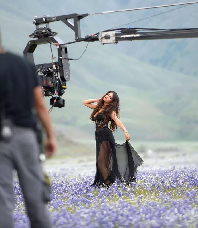 Съемка девушек видео. Селена гомес на съемках. selena gomez 2025 на съемках. селена гомес за кадром. селена гомес на съемках фильма.