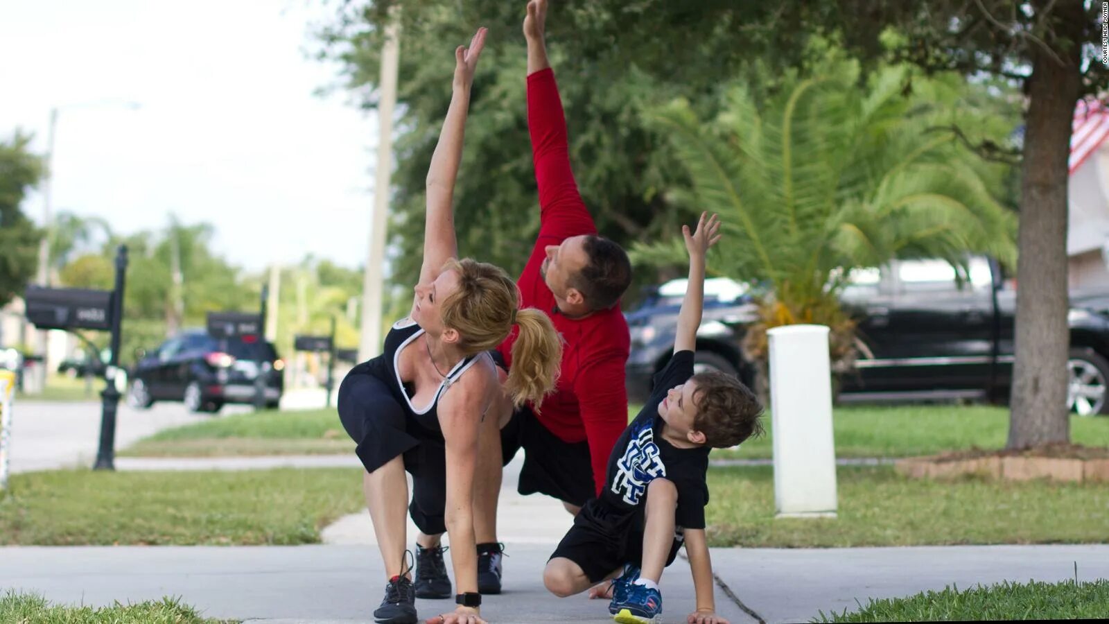 Поддерживать хорошую форму. Фитнес семья. Фитнес семья фото. Family Workout. Малыши играют фитнес.