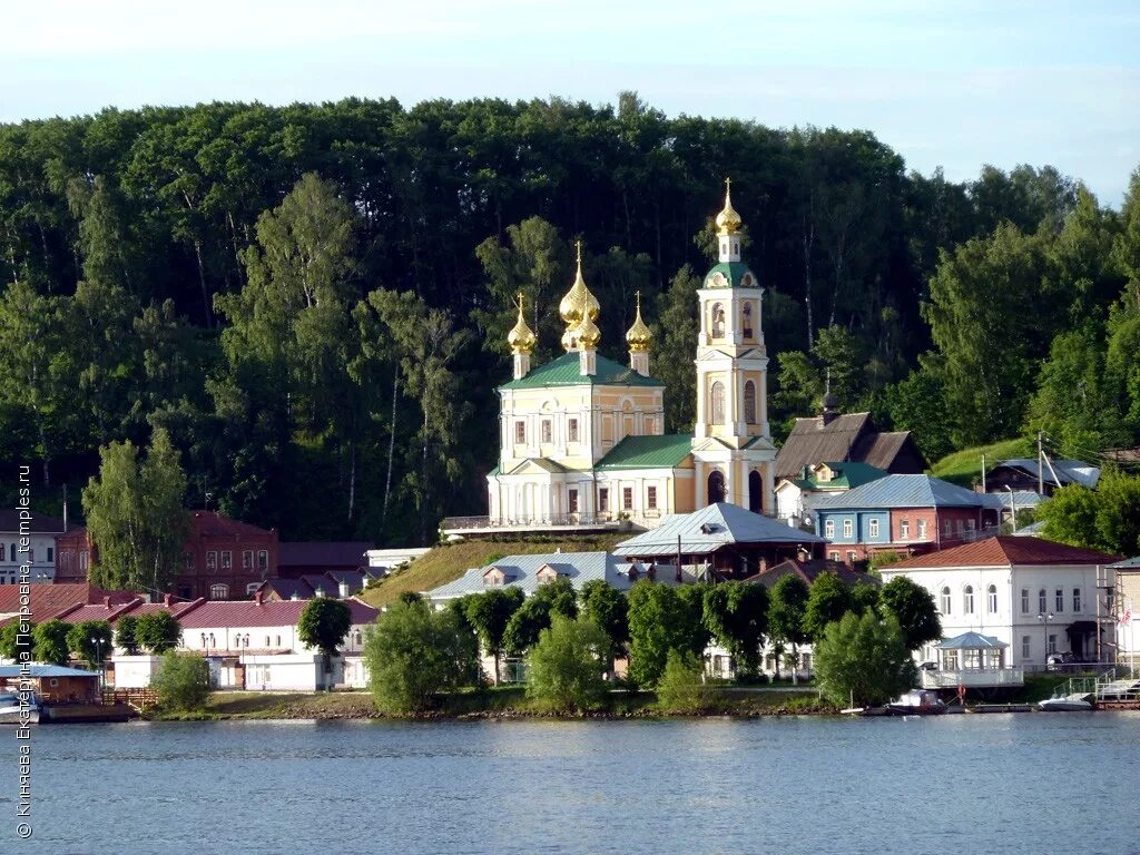 Ивановский город на волге. Город плёс Церковь Воскресенская Церковь. Церкви в Плесе Ивановской области. Плес на Волге Ивановская область. Город Плес Ивановской области достопримечательности.