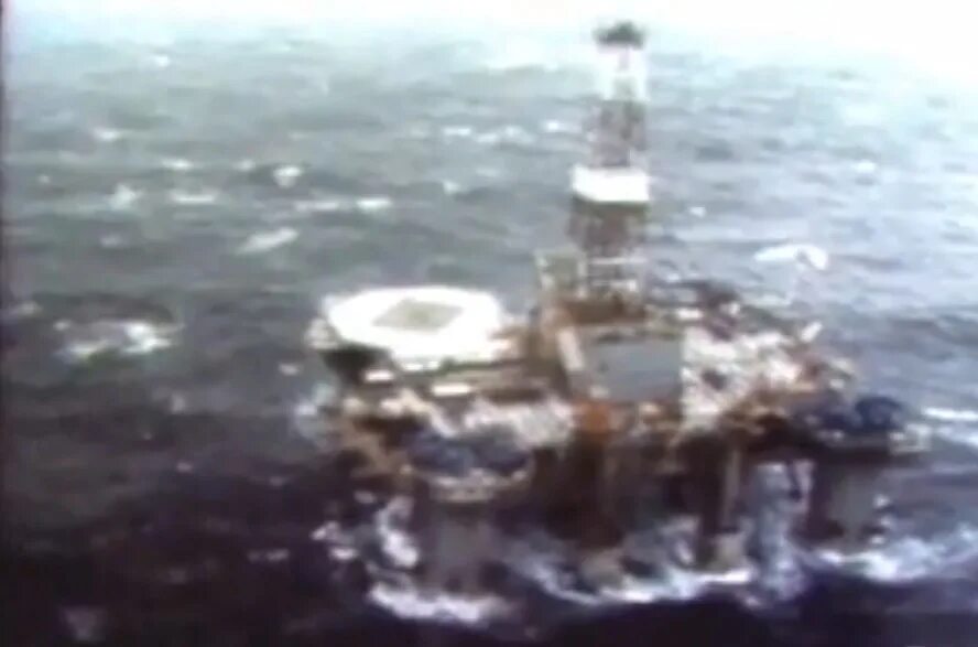 Катастрофа ocean ranger в 1982 г. Оушн рейнджер. Оушен рейнджер ведет бурение в заливе кука. Оушен рейнджер платформа. Нефтяная платформа ocean ranger.
