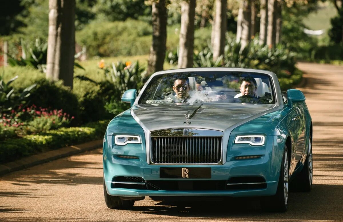Роллс ройс драйв. Rolls Royce Dawn. Роллс Ройс спортивный. Rolls Royce Wraith. Rolls Royce Rental.