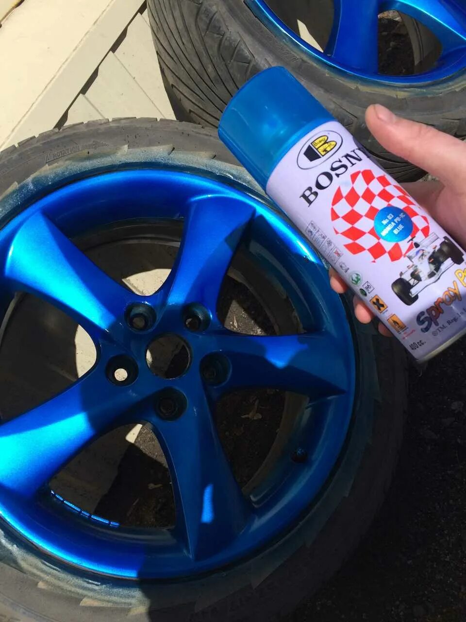 Где можно покрасить диски. Синяя краска в баллончиках. Краска для дисков. Краска для дисков авто. Покрасить диски.