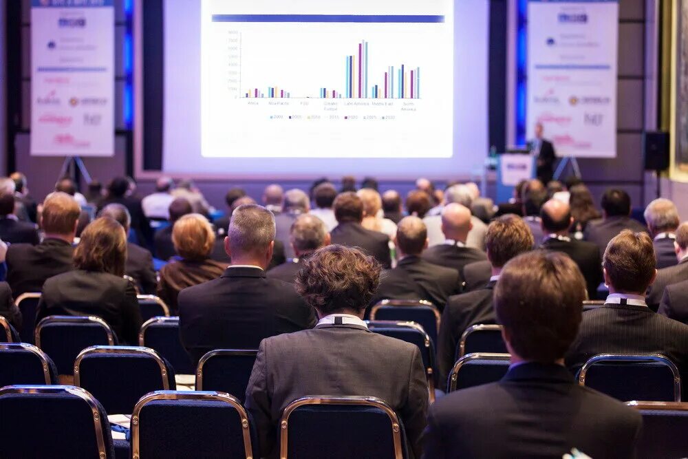 спикер на конференции. бизнес мероприятия. деловая конференция презентация. бизнес семинар. человек за трибуной.