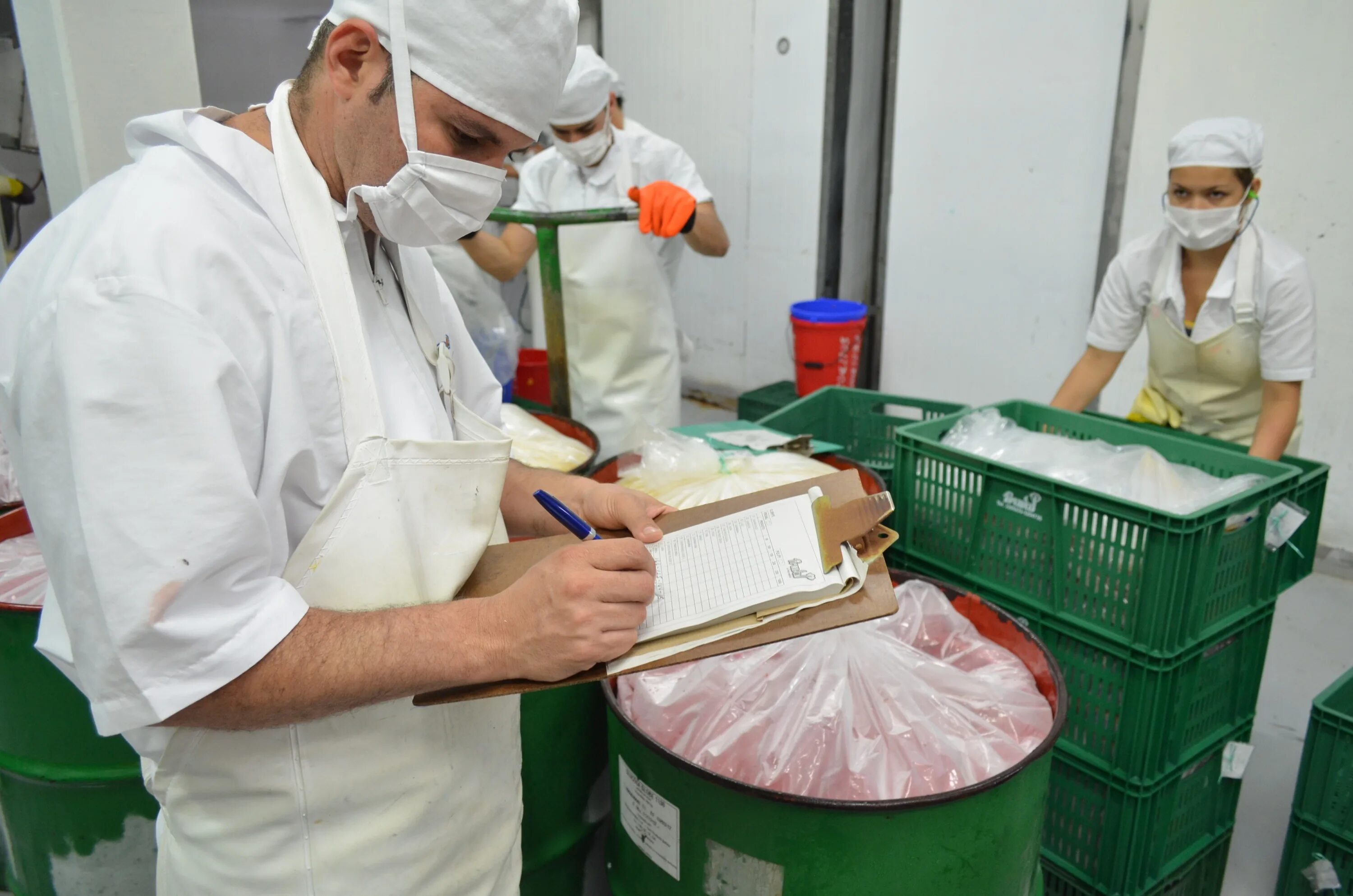 Пищевое производство. Технолог пищевого производства. Производство пищевых продуктов. Профессия технолог пищевой промышленности. Работа в пищевой промышленности