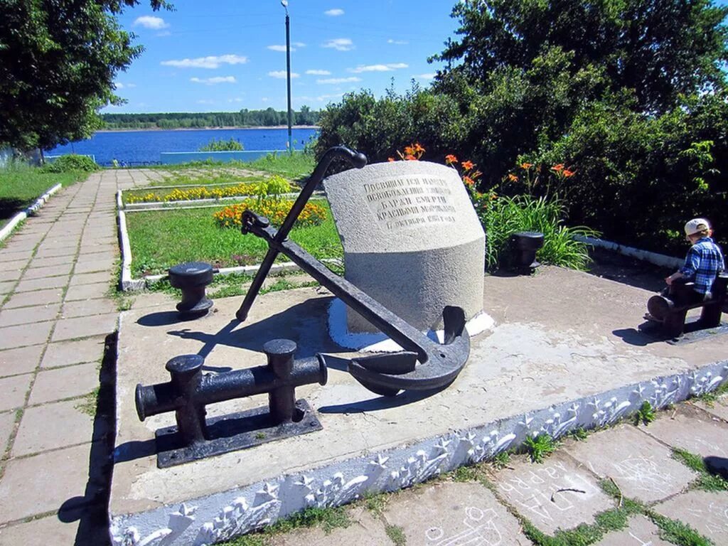 Памятники военным морякам. Сарапул памятник военным морякам. Памятник военным морякам. Памятник морякам вспомогательного флота севастополь. Памятник военным морякам.